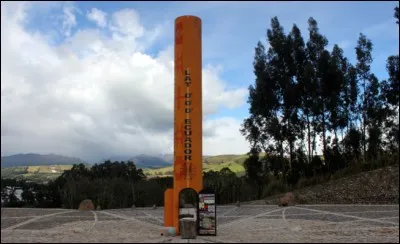 Dans quelle ville se trouve le monument qui symbolise la vraie latitude zéro (Mita del mundo) ?