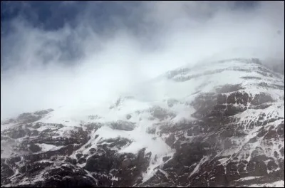 À quelle hauteur culmine le volcan Chimborazo ?
