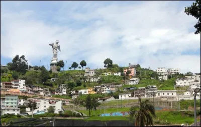 À quelle hauteur se situe Quito ?