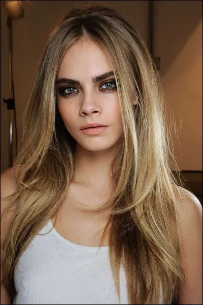 À 18 ans, Cara devient le visage d'une marque de haute couture. Laquelle ?