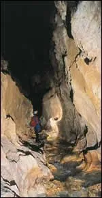 En France, en Haute-Savoie, sur la commune de Samons, se trouve un gouffre qui fut longtemps le plus profond du monde, comment s'appelle-t-il ?