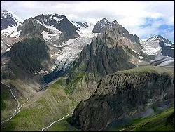 Le nouveau gouffre le plus profond du monde, le gouffre de Krubera-Voronja se situe en Abkhazie, mais dans quel massif ?