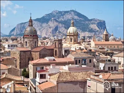 Sur quelle &icirc;le m&eacute;diterran&eacute;enne se trouve la ville de Palerme ?