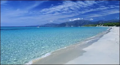 Comment s'appellent les habitants du pays où se trouve cette plage ?