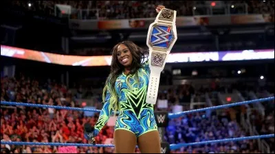Lors du SmackDown Live d'avant Money in the Bank, quelle superstar féminine a attaqué Naomi dans le dos après qu'elle ait gagné son match contre Tamina ?
