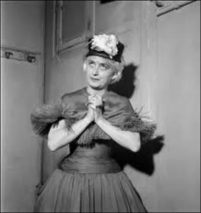 Spécialisée dans les bourgeoises fofolles, elle eut une grande carrière au théâtre de boulevard, quel était son nom ?