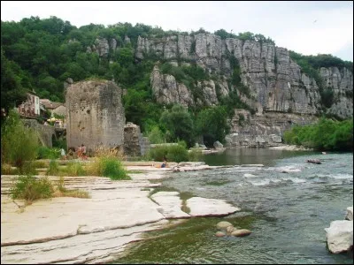Quelle saga cin&eacute;matographique et litt&eacute;raire se d&eacute;roule dans un monde imaginaire baptis&eacute; "la Terre du Milieu" ?
