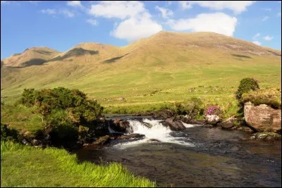 Dans une chanson sortie en 1981, quelle contr&eacute;e est d&eacute;crite en ces termes : "Terre br&ucirc;l&eacute;e au vent des landes de pierre..." ?