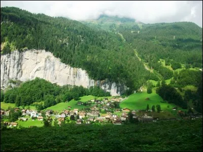 Parmi les plan&egrave;tes du syst&egrave;me solaire, en s'&eacute;loignant progressivement du Soleil, quelle position la Terre occupe-t-elle ?