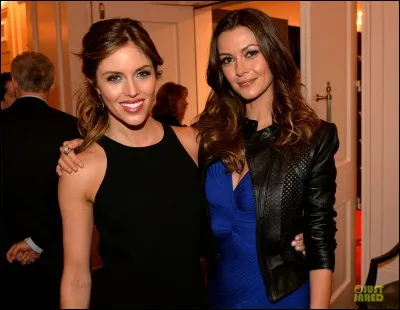 Qui est sur la photos à côté de Vicki ?