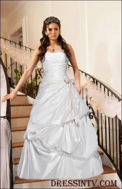 Qui choisit Elena à la fin de la saison 4 ?