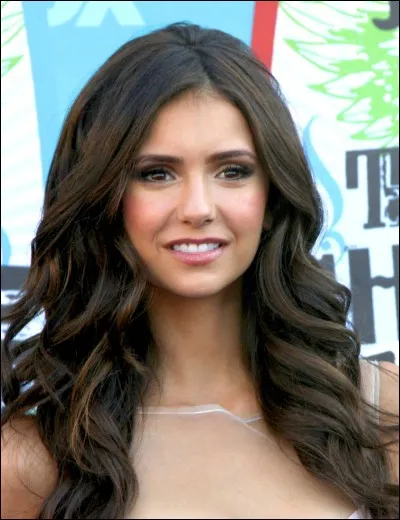 Avec qui sort Elena ensuite ?