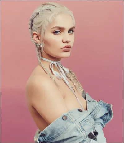 Quel est le pseudo du compte Snapchat officiel d'Amina Blue ?