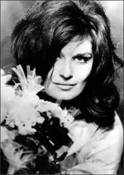 Dans quelle célèbre boîte de nuit Dalida s'essaya-t-elle à la chanson au Caire ?