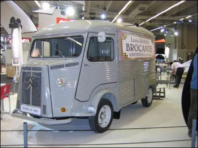 Quel acteur interprète le rôle de « Louis la Brocante » dans la série française ?