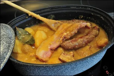 Lors de votre passage dans ce département,je vous conseille de goûter à ce plat dont la base est la pommes de terre frottées au lard et à l'oignon,quel est son savoureux nom ?