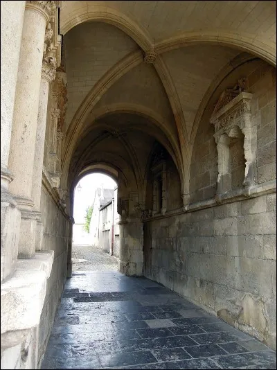 Quel est ce bâtiment Renaissance construit sur les ruines d'un ancien palais carolingien que vous pourrez admirer à Attigny ?
