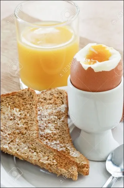 Combien de temps un uf doit-il cuire dans l'eau bouillante pour qu'on obtienne un uf à la coque ?
