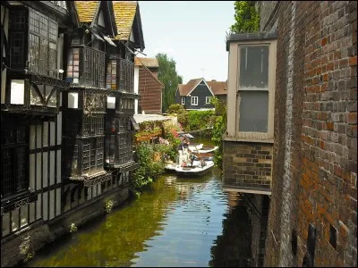 Ville de 55 000 habitants du sud-est de l'Angleterre, parmi les plus anciennes du pays. Sa célèbre cathédrale est le siège de l'Église anglicane. Ville touristique et universitaire, elle est située dans le Kent. C'est :