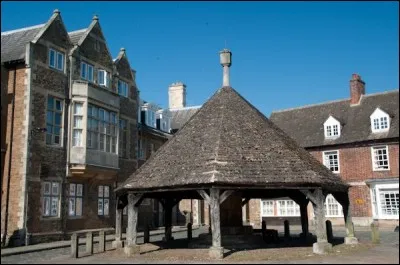 Ville des Midlands de 11 000 habitants, chef-lieu du Rutland, plus petit comté d'Angleterre. On y trouve une grande collection de fers à cheval : en effet, la tradition dans cette ville exige que tout visiteur royal ou noble doit offrir un fer à cheval lors de son passage. Il s'agit de :