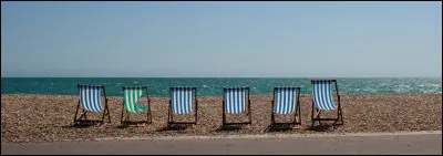 Ville de 24 000 habitants du sud de l'Angleterre, dans le Sussex. Cité balnéaire sur la Manche, où le roi George V résida en convalescence, ce dont la ville s'enorgueillit, jusqu'à en changer son nom. Nous sommes à :