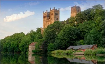 Ville du nord-est de l'Angleterre de 50 000 habitants. Ville médiévale, connue pour sa cathédrale, son château, son université... et Tony Blair.