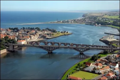 Ville de 12 000 habitants sur la mer du Nord. C'est la ville la plus au nord de l'Angleterre, à 4 km de l'Écosse. Elle a été au centre de nombreuses batailles entre les deux nations. Connue pour son château, ses remparts et son marché. Il s'agit de :