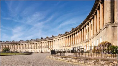 Ville de 90 000 habitants du sud-ouest de l'Angleterre, dans le Somerset. Ville thermale - comme son nom l'indique - fondée par les Romains, au riche patrimoine architectural de l'époque géorgienne.