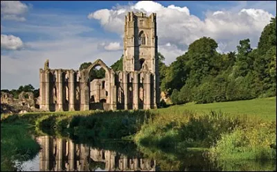 Ville de 16 000 habitants du nord de l'Angleterre, dans le Yorkshire, à la cathédrale remarquable. Deux anecdotes : depuis plus de 1000 ans, tous les jours à 21h, s'élève le son du cor. Et c'est à proximité de cette ville qu'est située l'intrigue de la série Downton Abbey. C'est :