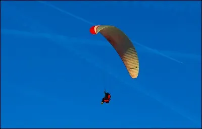 Il a l'air dur et glacial.