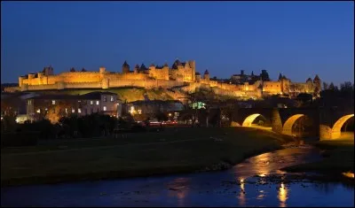 Occupée depuis le Néolithique, elle se trouve dans la plaine de l'Aude entre deux grands axes de circulation reliant l'océan Atlantique à la mer Méditerranée, connue pour sa cité, il s'agit de la ville de __________.