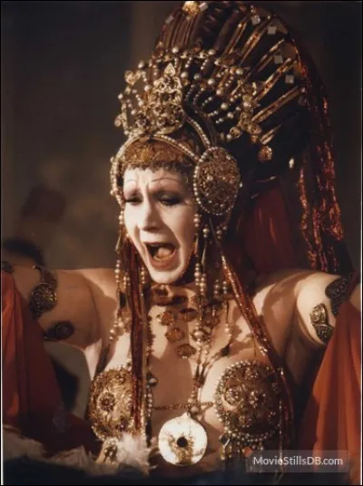 Épouse lubrique de l'empereur Caligula, massacrée furieusement en même temps que son époux et sa fille par la garde prétorienne. Qui est-elle ?