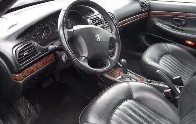 À quel modèle Peugeot appartient cet intérieur ?
