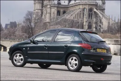 À environ combien d'exemplaires a été produite la 206 entre 1998 et 2017 ?