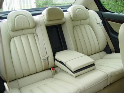 À quel modèle Peugeot appartient cette banquette arrière ?