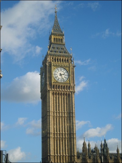 Regardez cette magnifique tour ! Du haut de ses quatre-vingt-seize mètres, ce clocher est très célèbre et est maintenant le symbole de sa ville. Londres, Paris ou New York ?