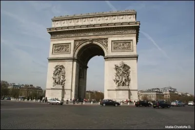 Mesurant 50 mètres, cette structure de style néoclassique a été construite entre 1806 et 1836 par l'architecte Jean-François-Thérèse Chalgrin. Londres, Paris ou New York ?