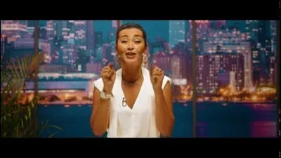 Au lieu de dire le "Wati B", que dit la présentatrice ?