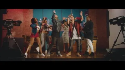 Complétez les paroles du refrain : 
"Askip, j'suis revenu faire le show
J'en fais un peu trop
(...)
Vos super-héros"