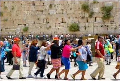 Quelqu'un te double dans une queue. À quoi penses-tu ?