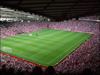 Retour aux classiques, dans quel stade Manchester United joue ses matchs &agrave; domicile ?