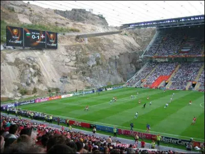 Dans quelle ville peut-on trouver ce stade plut&ocirc;t insolite ?