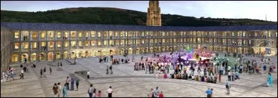 Ville de 80 000 habitants du nord de l'Angleterre, dans le Yorkshire. Ville textile (production de laine) et chocolatière (Quality Street entre autres), elle borde une vallée, la "Happy Valley" de la série éponyme. Il s'agit de :