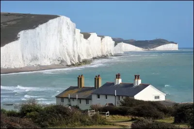 Ville de 30 000 habitants, à l'extrême sud-est du pays, la plus proche de la France (à 35 km du Pas-de-Calais). Port de transit important. Célèbre aussi pour ses falaises de craie blanche. Il s'agit de :