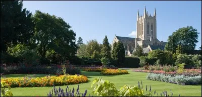 Ville de 35 000 habitants de l'est de l'Angleterre, dans le Suffolk. Connue pour son abbaye en ruines, sa production de bière et de sucre, et la première enseigne lumineuse du pays.