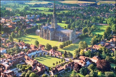 Ville de 45 000 habitants du sud de l'Angleterre, dans le Wiltshire. Célèbre pour sa cathédrale massive du 13e siècle (la plus haute du pays) et le site de Stonehenge, à proximité de la ville. Nous sommes à :