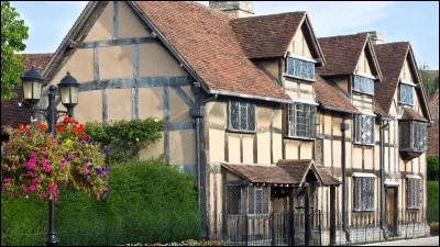 Ville de 27 000 habitants des Midlands, elle reçoit 2,5 millions de visiteurs par an : c'est la ville natale de William Shakespeare.