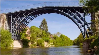 Village de 2 500 habitants de l'ouest de l'Angleterre, dans le Shropshire, sur la rivière Severn. Elle est considérée comme le berceau de la Révolution Industrielle. C'est ici que fut mise au point la sidérurgie, et que fut créé le premier pont métallique au monde. Aujourd'hui vallée "musée", c'est :