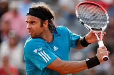 Dans quel tournoi du Grand Chelem le chilien Fernando Gonzalez a-t-il atteint la finale grâce à son coup droit dévastateur ?