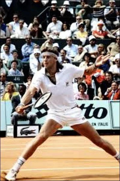 C.descamps - Qui a remporté l'édition de 1980 du tournoi de tennis professionnel Internationaux de France de tennis ?